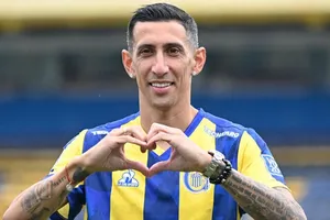 Angel Di Maria khoác lên mình màu áo CLB thời thơ ấu Rosario Central sau 18 năm.