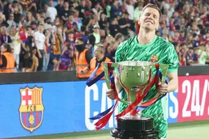 Wojciech Szczesny gia hạn đến năm 2027 sau khi giúp Barcelona vô địch La Liga và Copa del Rey.