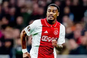 Chelsea đồng ý các điều khoản cá nhân với hậu vệ đa năng Jorrel Hato của Ajax Amsterdam.