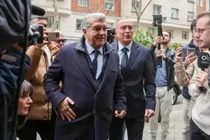 Chủ tịch Joan Laporta ráo tiết chuẩn bị cho trận đấu của Barcelona ở Mỹ.