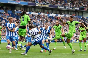 Brighton và Fulham kết thúc hòa 1-1 trước khi được thông báo về các chết của một cổ động viên 72 tuổi.