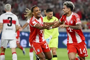 Luis Diaz (phải) ghi bàn giúp Bayern Munich đánh bại Stuttgart 2-1 tại trận Siêu cúp Đức.