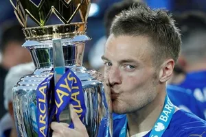 Jamie Vardy và chiếc cúp Premier League 2015-2016