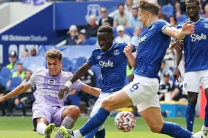 Pha tranh bóng quyết liệt giữa Brigrhton (trái) và Everton