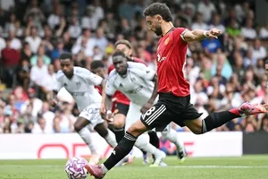 Bruno Fernandes sút hỏng quả 11m