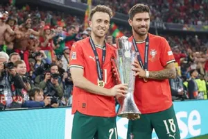 Áo số 21 của tiền đạo quá cố Diogo Jota tại đội tuyển Bồ Đào Nha sẽ được truyền lại cho người bạn thân Reben Neves (phải).