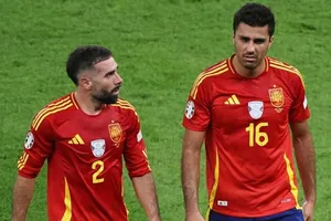 Rodri (phải) và Dani Carvajal trở lại đội tuyển Tây Ban Nha sau thời gian dài vắng mặt vì chấn thương đầu gối.