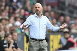HLV Erik ten Hag cho biết ông cũng như cả thế giới bóng đá đều bàng hoàng với quyết định của Bayer Leverkusen.