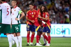 Martin Zubimendi (18) ăn mừng chiến thắng cùng tuyển Tây Ban Nha