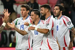 Italy giành chiến thắng kịch tính 5-4 trước Israel và vượt qua đối thủ trên bảng xếp hạng.