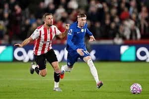 Chelsea bỏ lỡ cơ hội trở lại ngôi đầu bảng khi hòa 2-2 tại Brentford.