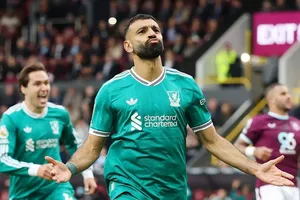 Mo Salah ghi bàn thắng quyết định trên chấm 11m