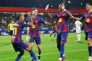 Barcelona mạnh mẽ đè bẹp Valencia 6-0 để trở lại ngôi nhì bảng La Liga.