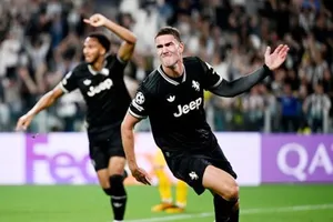Dusan Vlahovic ghi hai bàn thắng và một pha kiến tạo giúp Juventus ngược dòng cầm hòa 4-4 trước đội khách Borussia Dortmund.