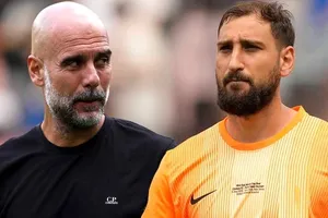HLV Pep Guardiola và thủ môn Gianluigi Donnarumma