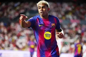 Lamine Yamal vắng mặt khi Barcelona bắt đầu chiến dịch Champions League trên sân Newcastle.