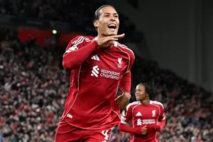 Virgil van Dijk ghi bàn ở phút bù giờ thứ hai giúp Liverpool thắng 3-2 trước Atletico Madrid.