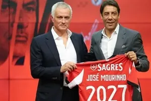 Jose Mourinho cùng Chủ tịch Rui Costa trong buổi ra mắt Benfica