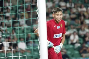 Thủ môn tuổi teen Sherkhan Kalmurza và CLB Kairat Almaty dù nỗ lực vẫn thua 1-4 tại Sporting Lisbon.