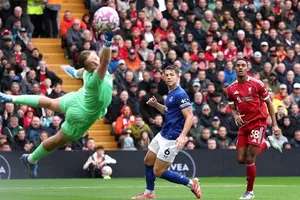 Ryan Gravenberch (phải, Liverpool) ghi bàn thắng tuyệt đẹp vào lưới Jordan Pickford (Everton)