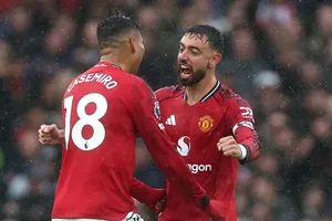 Bruno Fernandes ghi bàn thứ 100 cho Man.United trong chiến thắng hỗn loạn 2-1 trước Chelsea.