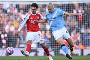 Erling Haaland (phải) sớm mở tỷ số cho Manchester City