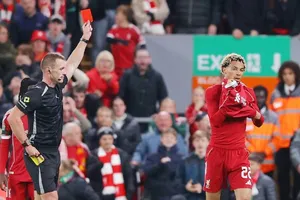 HLV Arne Slot tức giận với chiếc thẻ đỏ của Hugo Ekitike trong trận gặp Southampton.