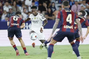 Vinicius Junior và pha ghi bàn mở tỷ số trong chiến thắng 4-1 của Real Madrid trên sân Levante.