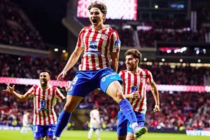 HLV Diego Simeone ca ngợi tiền đạo Julian Alvarez là cầu thủ xuất sắc nhất của Atletico Madrid.