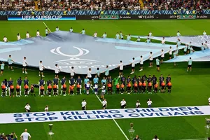 UEFA đưa ra biểu ngữ “Ngừng giết hại trẻ em. Ngừng giết hại thường dân” trước trận Siêu cúp châu Âu.