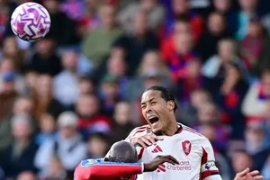 Trung vệ Van Dijk (Livepool) tranh bóng với tiền đạo Palace