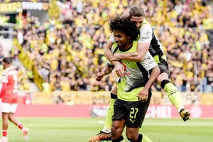 Karim Adeyemi lại ghi bàn giúp Borussia Dortmund giành chiến thắng 2-0 trên sân Mainz.