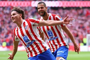 Julian Alvarez ghi 2 bàn góp phần vào chiến thắng 5-2 cho Atletico Madrid trước Real Madrid.