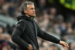 HLV Luis Enrique lo lắng khi danh sách “bệnh binh” kéo dài trước màn đại chiến với Barcelona ở Champions League.