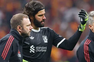 HLV Arne Slot xác nhận thủ môn Alisson Becker vắng mặt trong trận đấu với Chelsea cuối tuần.