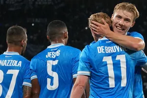 Rasmus Hojlund cho biết anh đang tận hưởng thời gian được sát cánh cùng Kevin De Bruyne.