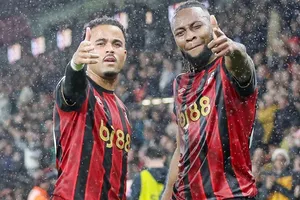 Bournemouth tiếp tục gây sốc khi đánh bại Fulham 3-1 và vươn lên nhì bảng xếp hạng.