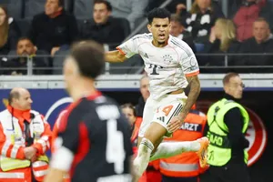 Luis Diaz chỉ cần 15 giây để mở tỷ số trước khi hoàn thành cú đúp giúp Bayern Munich thắng 3-0 tại Eintracht Frankfurt.