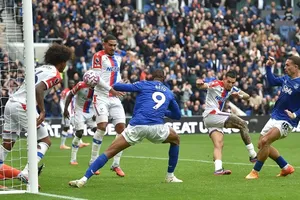 Daniel Munoz lúng túng phá bóng và Jack Grealish (phải) khôn ngoan kê chân làm tung nóc lưới