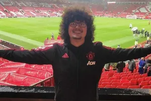 Mái tóc Frank Illet ngày càng dài vì Man.United chưa từng thắng 5 trận liên tiếp dù trải qua 77 trận trên mọi đấu trường.