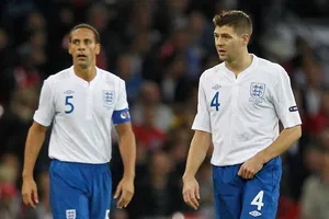 Steven Gerrard tin rằng cái tôi và sự cạnh tranh quá mức ở cấp CLB đã ngăn cản tuyển Anh thành công.