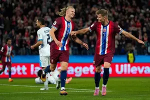 Erling Haaland ăn mừng chiến thắng