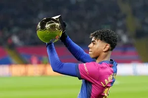 Lamine Yamal khoe giải thưởng Golden Boy 2024 trước trận đấu La Liga của FC Barcelona.