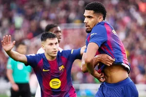 Ronald Araujo mang về chiến thắng 2-1 cho Barcelona trước Girona trong thời gian bù giờ.