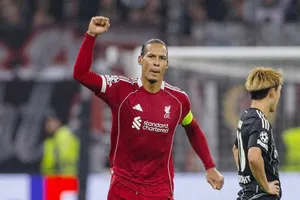 Van Dijk ghi bàn trong chiến thắng Frankfurt 5-1