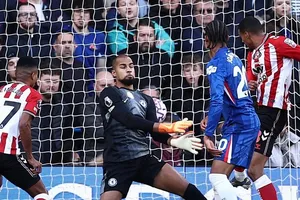 Isidor chớp thời cơ đưa bóng qua tay thủ thành Sanchez (Chelsea)