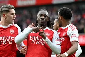 Tiền đạo người Anh ăn mừng bàn thắng đầu tiên của mình cho Arsenal