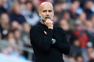 HLV Pep Guardiola tin rằng còn quá sớm để lo lắng về việc bám đuổi Arsenal.