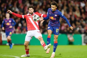 Chiến thắng 4-1 của RB Leipzig (phải) trên sân đội hạng 3 Energie Cottbus bị lu mờ sau cái chết của một cổ động viên đội khách.