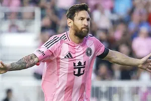 Lionel Messi tỏa sáng giúp Inter Miami thắng Nashville SC 3-1 ở trận đầu tiên của loạt trận play-off MLS 2025.